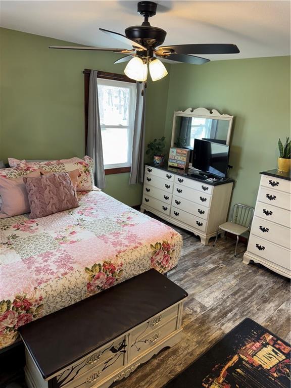 bedroom with dark wood finished floors and a ceiling fan