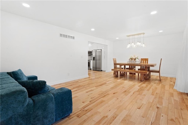 dining room featuring recessed lighting, visible vents, light wood-style flooring, and a notable chandelier