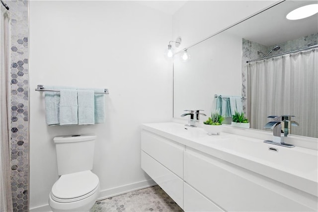 bathroom with a sink, curtained shower, toilet, and double vanity