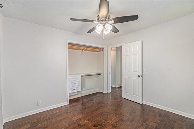 unfurnished bedroom featuring a ceiling fan, wood finished floors, baseboards, and a closet