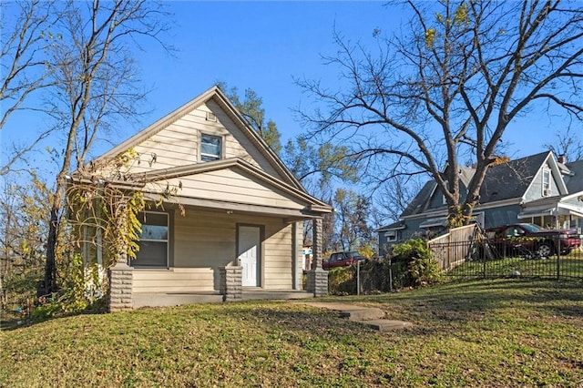 view of front of house featuring a front lawn and fence