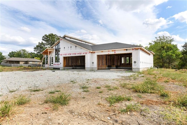 view of front of house with gravel driveway and a garage