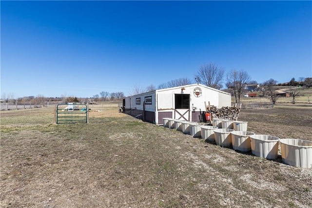 view of yard with an outbuilding and an outdoor structure