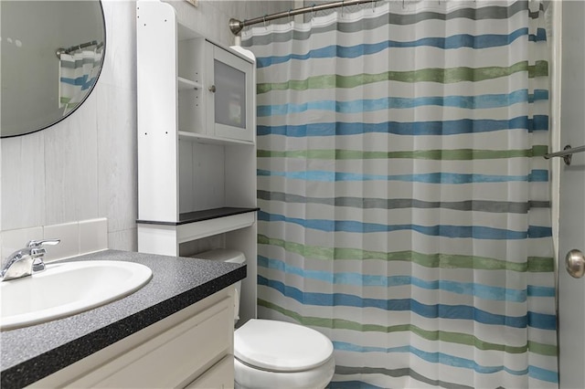 full bath featuring curtained shower, vanity, and toilet