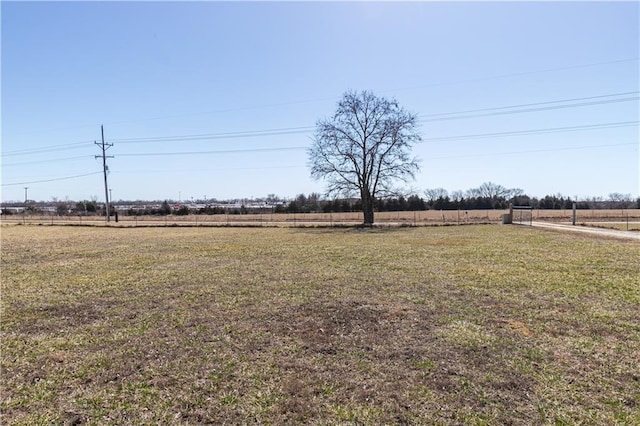 view of yard featuring a rural view