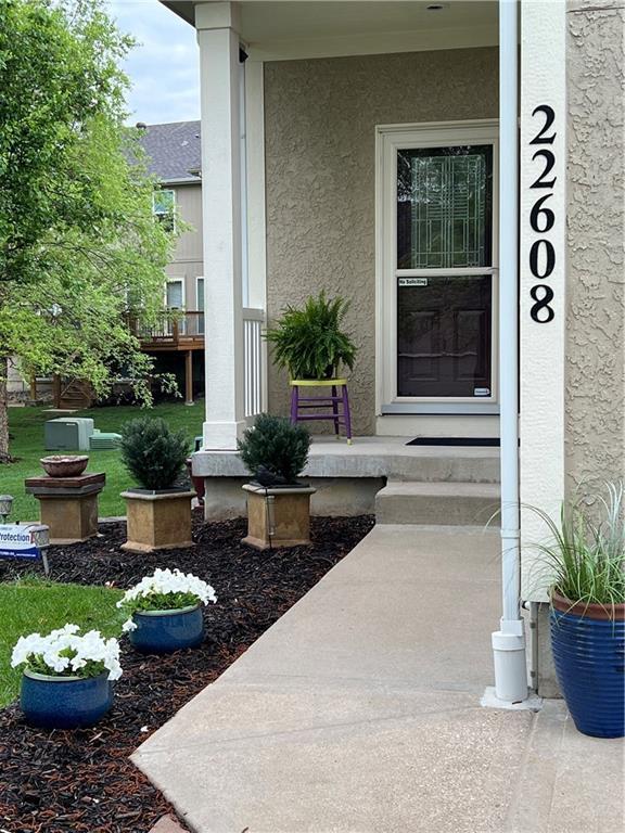 entrance to property with stucco siding