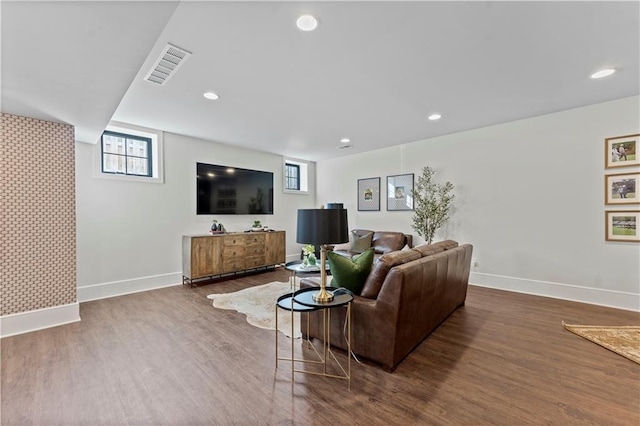 living area featuring dark wood-type flooring, recessed lighting, baseboards, and visible vents