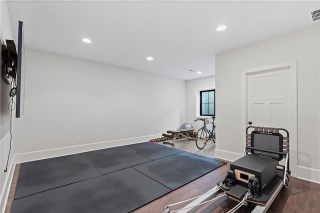 workout room with wood finished floors, recessed lighting, visible vents, and baseboards