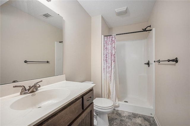 full bath featuring toilet, a shower with curtain, visible vents, and vanity