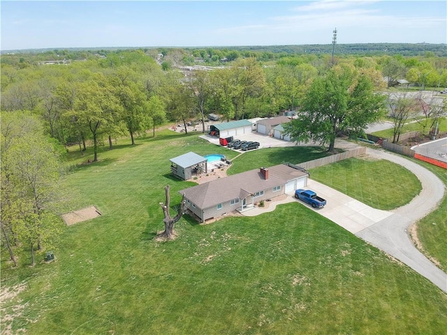 bird's eye view featuring a wooded view