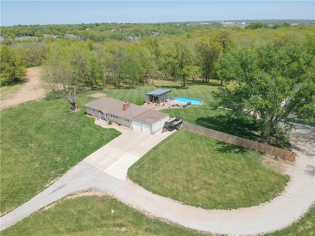 birds eye view of property featuring a wooded view