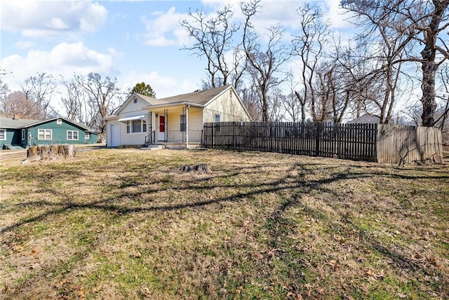 view of front facade with a front lawn and fence