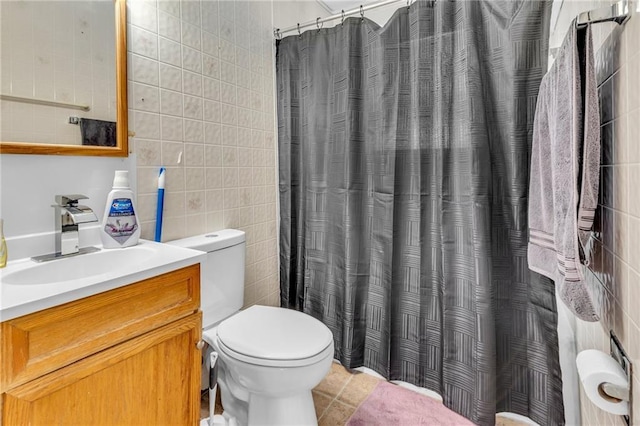 full bath featuring tile patterned flooring, toilet, vanity, a shower with curtain, and tile walls