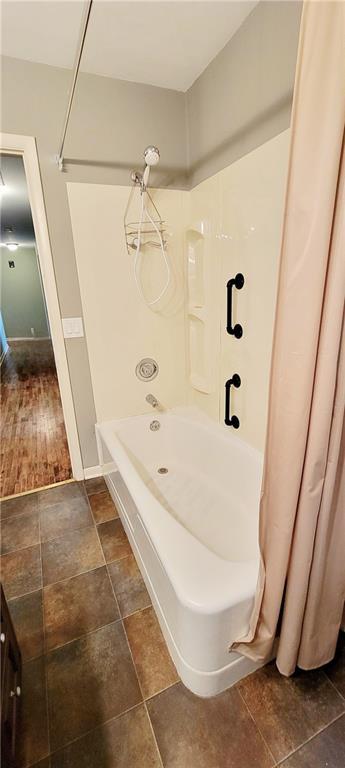 bathroom with shower / tub combination