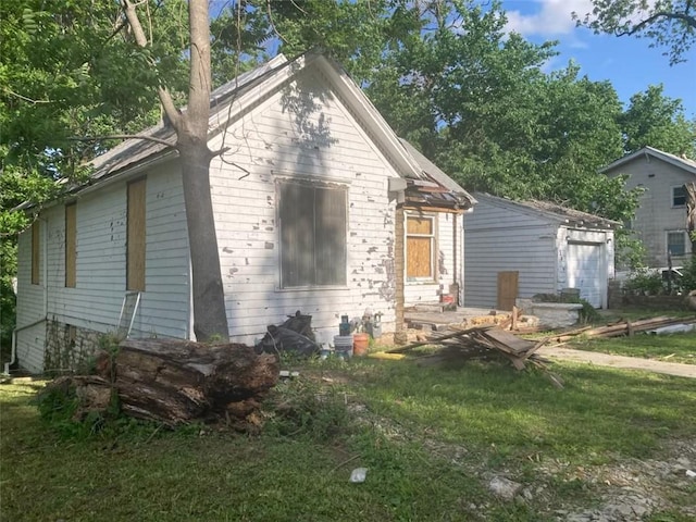 view of front of property featuring a front lawn