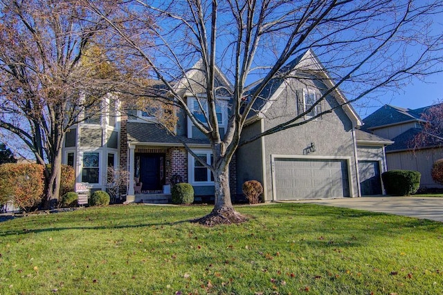 view of front of house featuring stucco siding, an attached garage, driveway, and a front yard