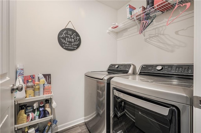 laundry area featuring laundry area, wood finished floors, baseboards, and independent washer and dryer