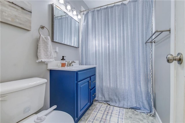 bathroom featuring a shower with curtain, vanity, and toilet