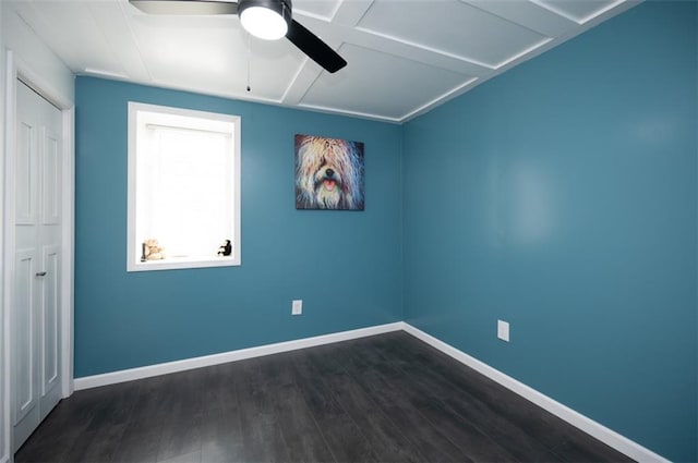 unfurnished room with dark wood-style floors, ceiling fan, and baseboards