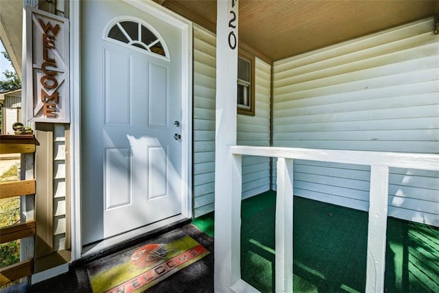 doorway to property with covered porch