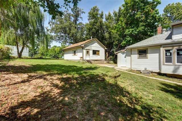 view of yard with an outdoor structure