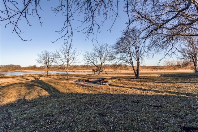 view of yard featuring a water view