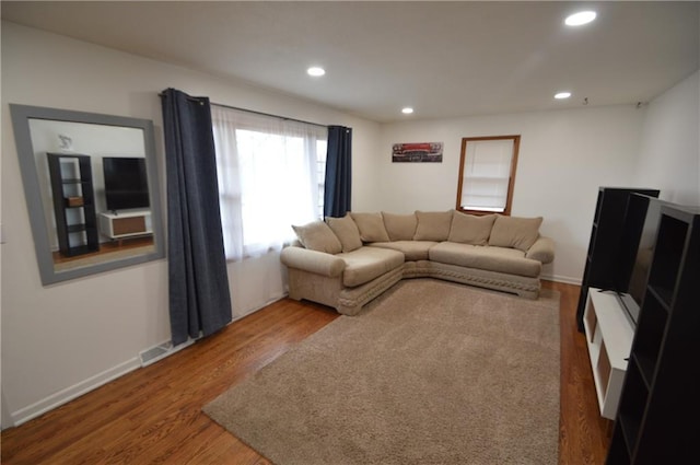 living area featuring baseboards, wood finished floors, visible vents, and recessed lighting