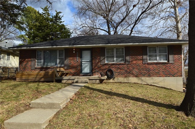 view of front of home featuring brick siding and a front lawn