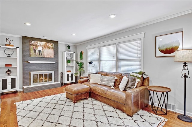 living area featuring crown molding, recessed lighting, wood finished floors, and baseboards