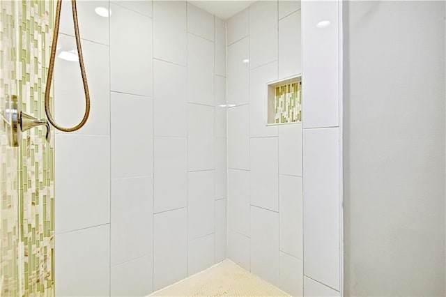 full bath featuring tiled shower