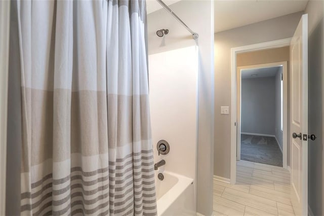 bathroom featuring shower / tub combo