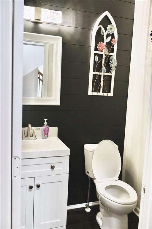 bathroom with vanity, toilet, and baseboards