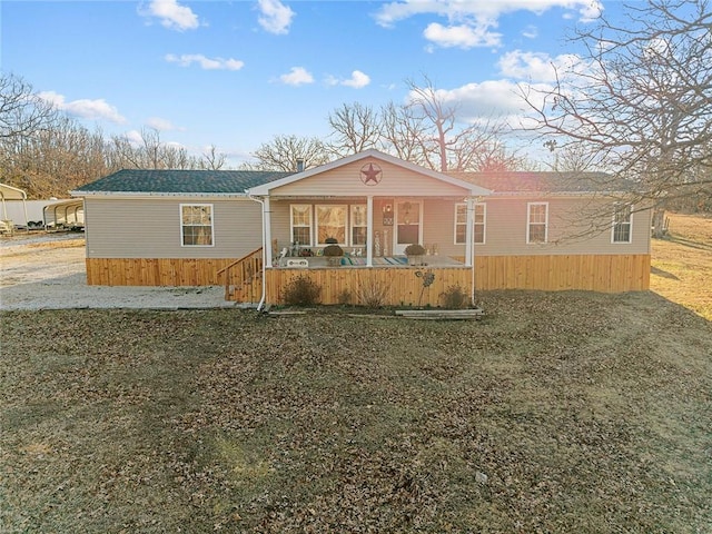 manufactured / mobile home featuring a porch