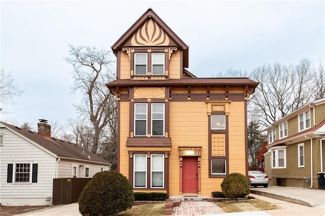 view of front of house featuring driveway