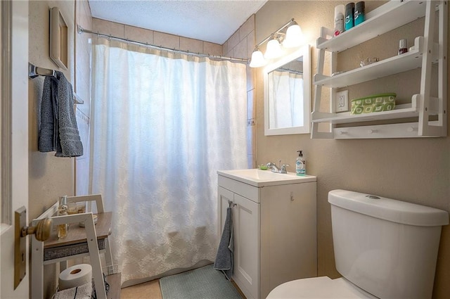 full bath with vanity, toilet, a shower with curtain, and a textured ceiling