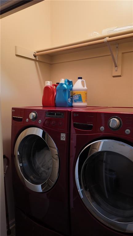 washroom featuring laundry area and independent washer and dryer