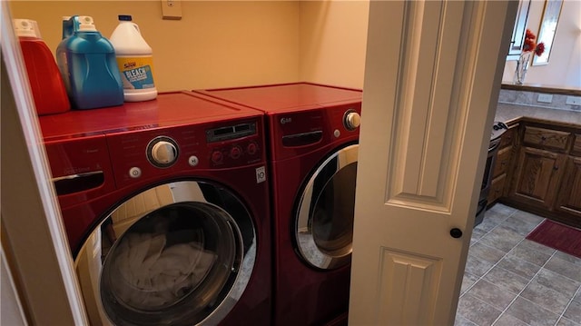 laundry area with laundry area, independent washer and dryer, and tile patterned floors