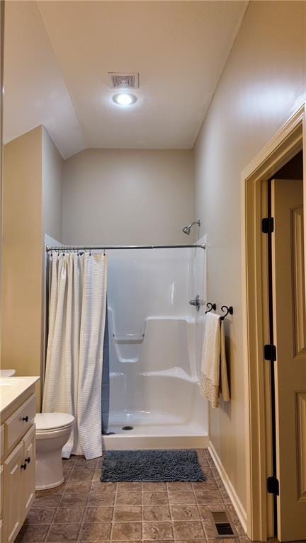 full bathroom featuring a shower with shower curtain and visible vents