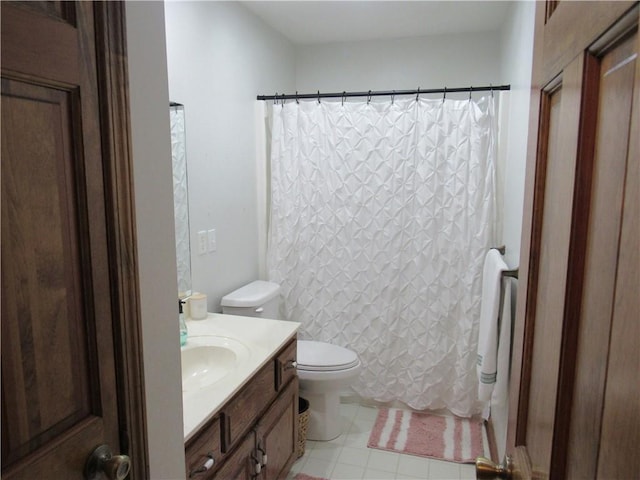 full bath featuring vanity, toilet, and a shower with curtain