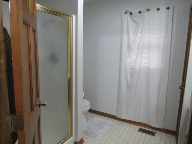 full bathroom featuring visible vents, a shower stall, baseboards, toilet, and tile patterned floors