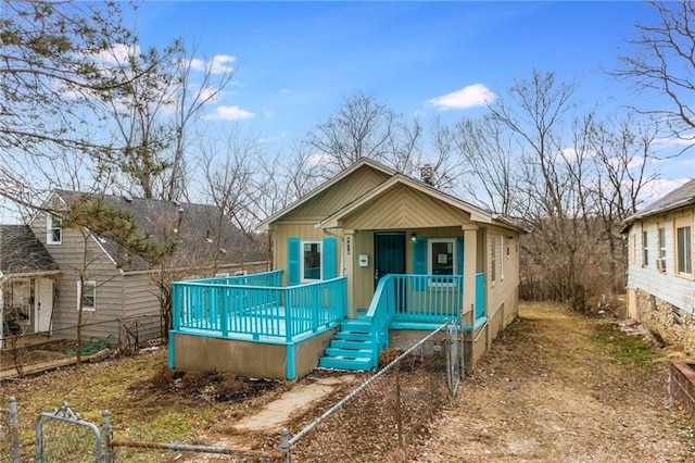 view of front of property with fence and covered porch