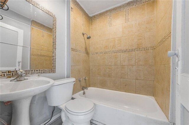 bathroom with toilet and washtub / shower combination