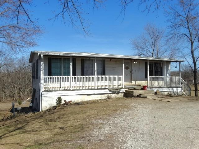 view of front of property featuring a porch and driveway