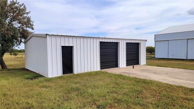 view of outdoor structure with an outbuilding