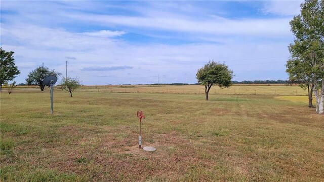 view of yard featuring a rural view