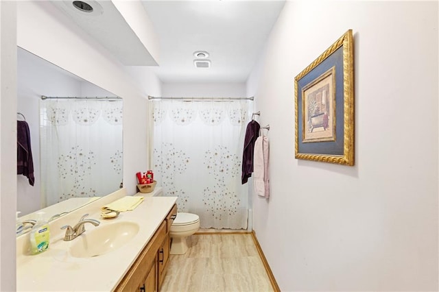 full bathroom featuring visible vents, a shower with curtain, toilet, baseboards, and vanity