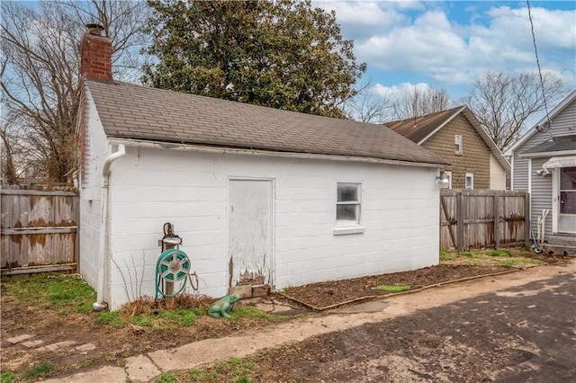 view of outdoor structure featuring an outbuilding and fence