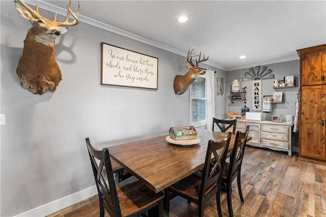 dining room featuring recessed lighting, crown molding, baseboards, and wood finished floors