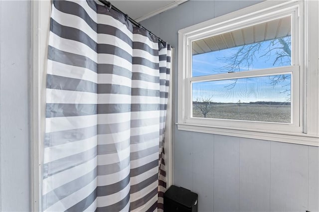 full bathroom with curtained shower