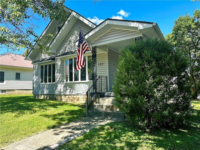 view of front of home featuring a front yard